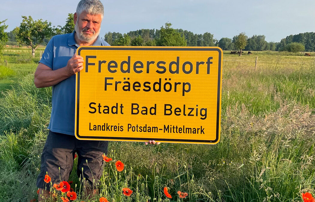 Neues plattdeutsches Ortsschild: Aus Fredersdorf wird Fräesdörp