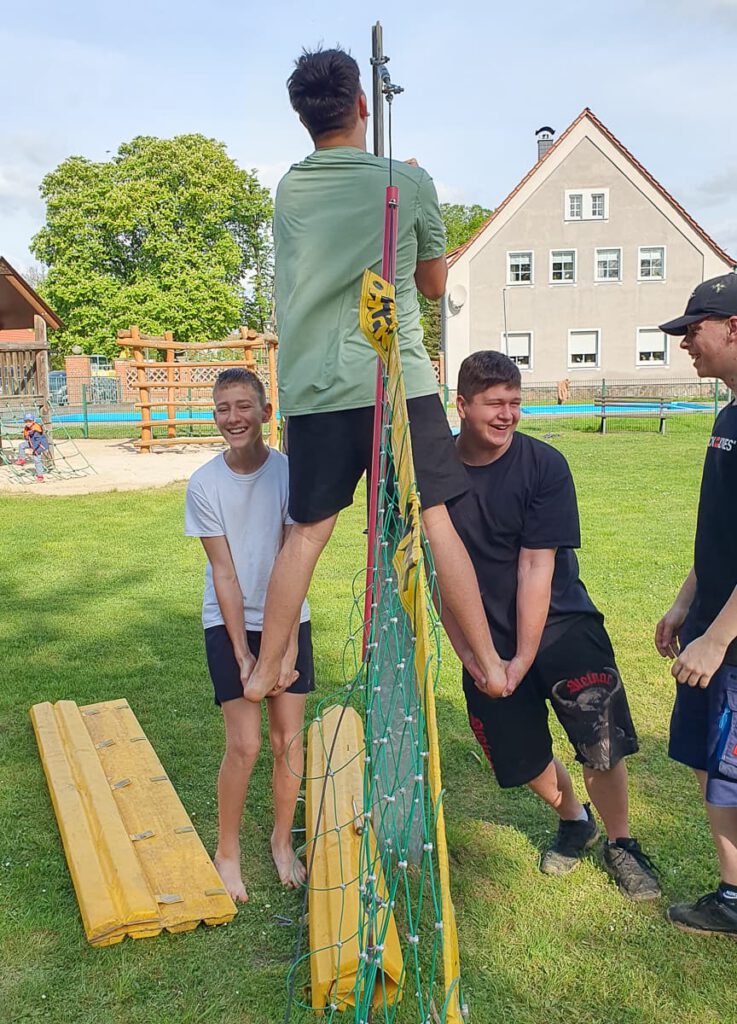 Volleyballnetz aufhängen beim Frühjahrsputz im Freibad Fredersdorf