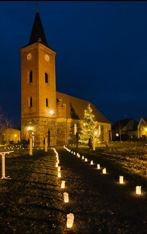 Fredersdorfer Kirche an Weihnachten